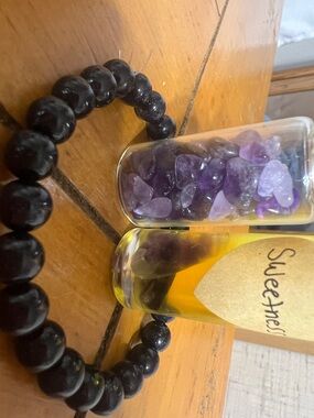 Black Beaded Bracelet with Amethyst Chips